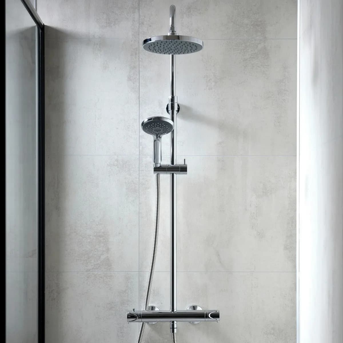 Mixer shower installation with rail and handset